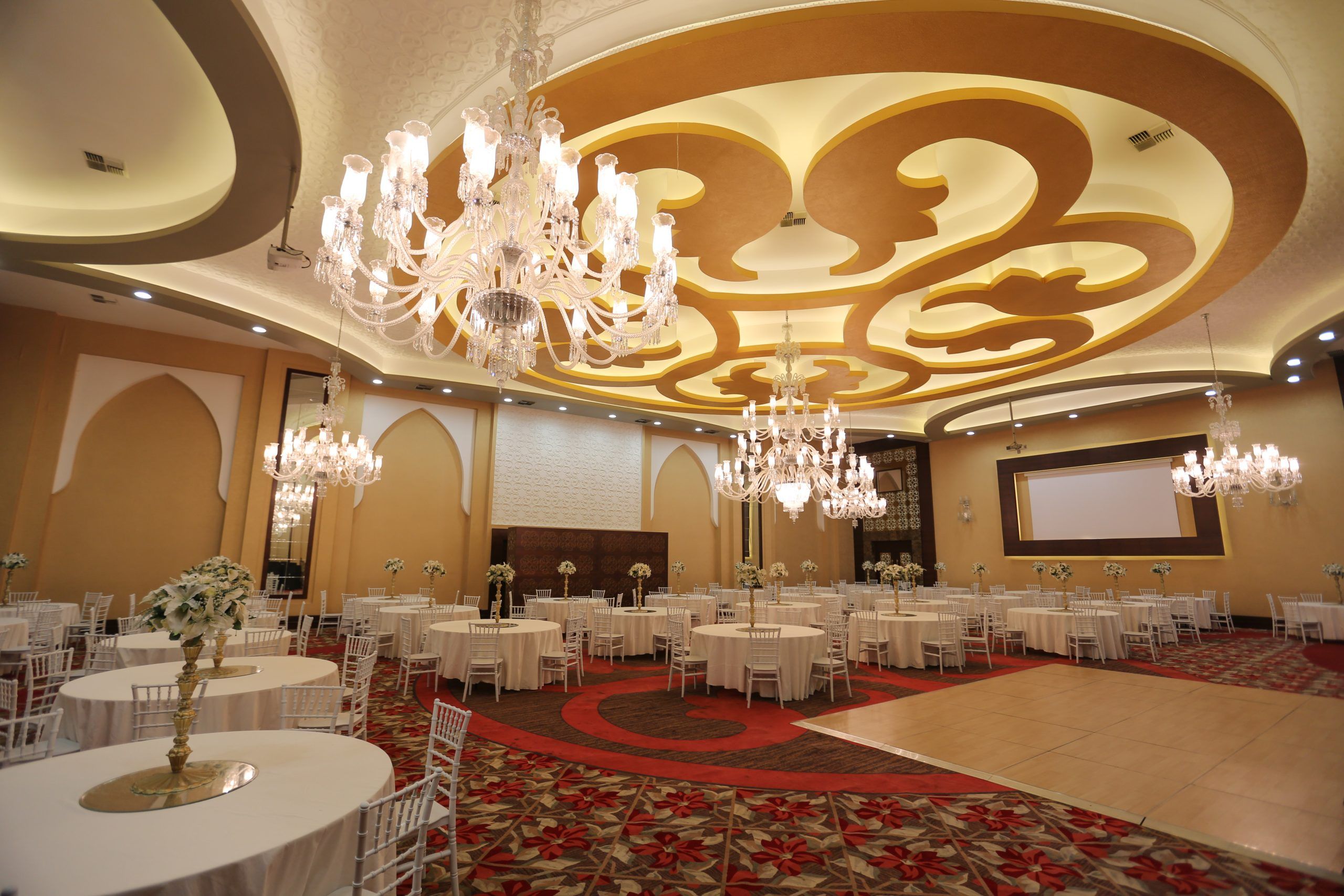 Kristal avizelerle aydınlatılmış Kronos Wedding kapalı salonu